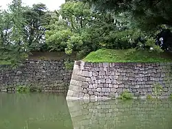 Muros interiores y foso del castillo de Nijō.