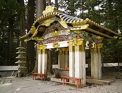 Karahafu en un pabellón Chōzuya en Nikkō Tōshō-gū