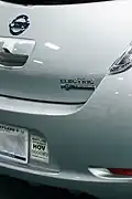 Coche eléctrico Nissan Leaf con la pegatina de Maryland para identificar los vehículos eléctricos enchufables que pueden utilizar los carriles HOV con conductor solo.
