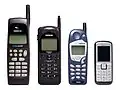 Evolución del formato Barra en Nokia: Nokia 638 (19,06 cm de alto), Nokia 2160 EFR (16,42 cm), Nokia 5160 (14,84 cm), Nokia 6070 (10,5 cm, candybar).