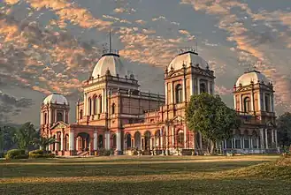 Fachada y entrada de Noor Mahal