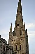 La robusta torre de Norwich con detalles normandos y el chapitel del siglo&nbsp;XV enmarcado por cuatro pináculos