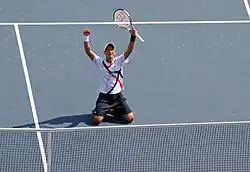 El tenista serbio Novak Djokovic celebra de rodillas su pase a la final del US Open 2007.