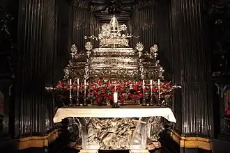 La urna en la cripta