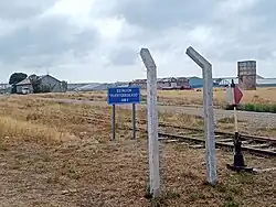 Nueva cartelería que señaliza todo el ferrocarril con los galpones, cambiadores y tanque de fondo.