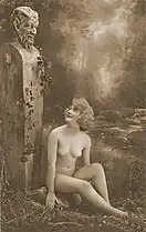 Postal, Joven sentada con una herma del dios Pan, años 1920.