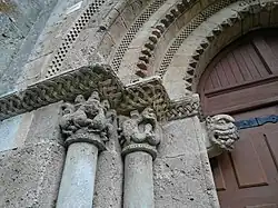 Decoración de la mitad izquierda de la portada