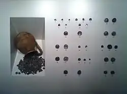 Monedas griegas en el Museo Nacional de Arte de Cataluña (MNAC). El llamado "Tesoro de la Neápolis", 897 fracciones de plata dentro de un olpe seudojónico. Siglos VI - IV&nbsp;a.&nbsp;C.[2]​