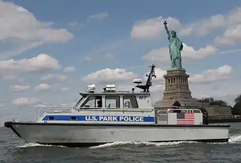 Unidad Marítima de la Policía de Parques en la Estatua de la Libertad.]]