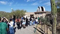 Visitantes frente al edificio del Observatorio Astronómico observando el eclipse solar de octubre de 2023.
