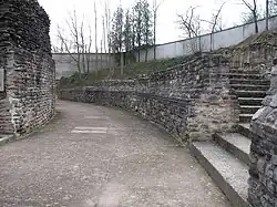 Corredor de servicio. A la derecha, escaleras de la calle de las tiendas.