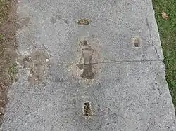 Detalle del estilóbato, con la marca para unir dos bloques.