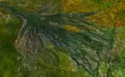 Fig. 4. El cono muy extenso y plano del delta interior de Okavango cerca de Maun, Botswana.