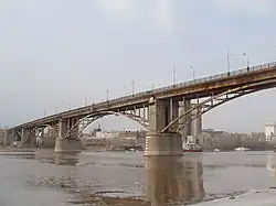 Puente viejo sobre el río en Samara.