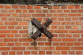 Anclaje de pared en forma de X en Baja Sajonia, Alemania