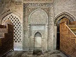 Mihrab tallado en estuco del kan mogol Öljeitü en la mezquita Aljama de Isfahán (inicios del siglo XIV)
