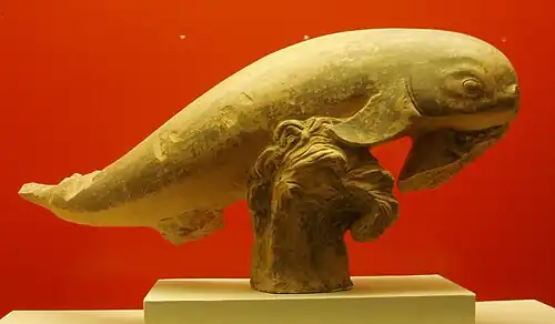 Fragmento de terracota con forma de delfín saltando sobre las olas. Probablemente acrótera de un tesoro. 400 a.&nbsp;C.