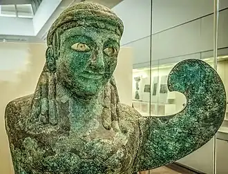 Genio femenino alado, bronce amartillado, ojos de hueso (590-580 a.&nbsp;C.)