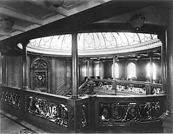 Nivel superior de la escalinata de primera clase del Olympic, afín a la del Titanic. Aquí se ubicaban el reloj tallado y la cúpula de cristal que brindaba luz natural a la estancia.