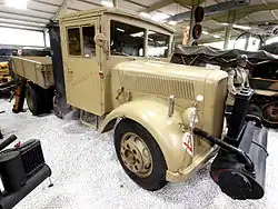 Copia de Daimler-Benz L 701 con gasógeno.
