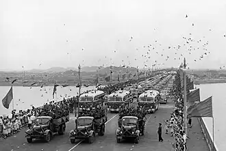 Desfile de tráfico en la apertura del puente, 15 de octubre de 1957.