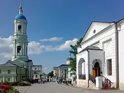 Campanario (izquierda) y la Iglesia de Nuestra Señora de Kazán (derecha) en Óptina Pústyñ.