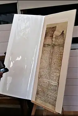 Pergamino de principios el siglo XIII que contiene las Ordenanzas de la Hermandad de Arrieros de Atienza, conservadas en las casas de los priostes hasta 2016. La foto es de 2017, cuando tras su restauración, se depositaron en el Archivo Histórico Provincial de Guadalajara