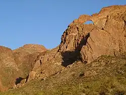 El monumento también tiene un par de arcos naturales