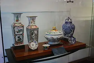 Porcelana oriental en exhibición.