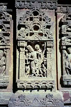 Dos motivos de arco chaitya uno encima del otro. Templo hindú, Jodhpur, siglo&nbsp;VIII.