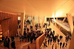 Público subiendo las escaleras desde la entrada