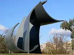 Homenaje a Malevitch (1999, sobre un original de 1957), de Jorge Oteiza (Tarrasa)[71]​