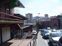 Calle Zizeruena con el centro de salud al fondo.