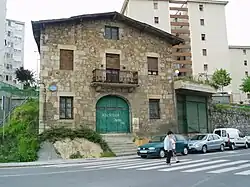 Un antiguo caserío en la avenida Pau Casals.