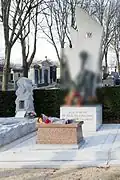 Monumento en homenaje a los españoles en el cementerio del Père Lachaise. En la parte superior se puede observar el triángulo rojo invertido con la inscripción de la letra «S».