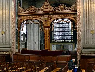 Banco de obra frente al púlpito.