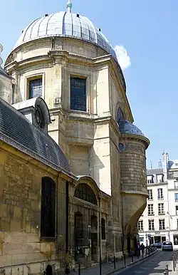 Capilla de la Virgen con el nicho en ménsula de Charles De Wailly sobre la rue Garancière (lado este).