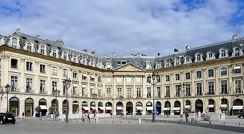 La nueva Place Vendôme (1699-1702), rodeada de hôtels particuliers trás fachadas uniformes diseñadas por Jules Hardouin-Mansart.