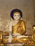 Buda de estilo birmano, pagoda Shwedagon, Yangon.