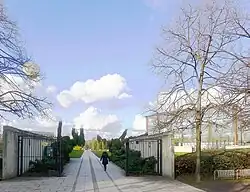 Una de las entradas del parque.