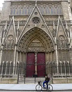 Gablete en una puerta del transepto de Notre Dame (París).