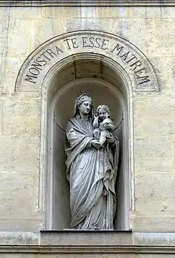 Estatua de la Virgen.