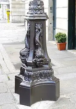 Parte inferior de una farola de puente.