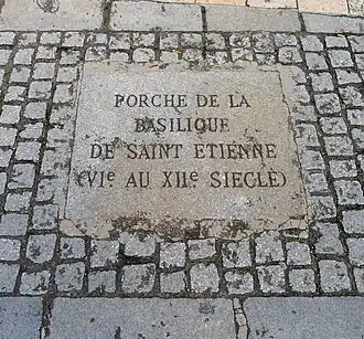 Placa en la explanada de Notre-Dame que indica la ubicación del pórtico de la antigua catedral de San Esteban.