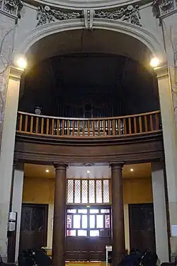 Hornacina de entrada, con el órgano de galería.