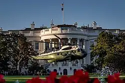 Un SH-3 Sea King despegando del jardín sur de La Casa Blanca