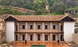 ista de la crujía sur del Maristán de Granada después de la primera fase de restauración, mostrando los muros consolidados y la recuperación parcial de elementos estructurales.