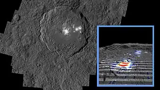 El punto brillante puede ser principalmente carbonato de sodio (NASA; junio de 2016).[2]​