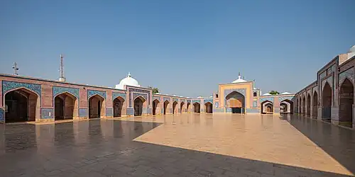 Uno de los lados del patio