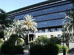 En la calle de Gregorio Gea hay dos edificios de oficinas del gobierno regional, llamados PROP. Este es uno de ellos.